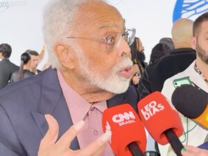 Gilberto Gil se emociona e confessa saudade de Cazuza em premiação