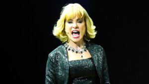 Giselle Prattes revela desafios de viver vilã em musical e fala sobre Sabrina Sato