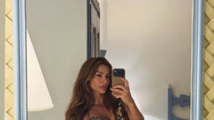 Grazi Massafera aposta em vestido animal print na Itália e arrasa