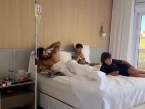 Gusttavo Lima aparece acamado vendo jogo do Brasil; veja o que aconteceu com o cantor