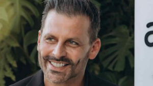 Henri Castelli assume namoro com sua advogada e a web fica curiosa!