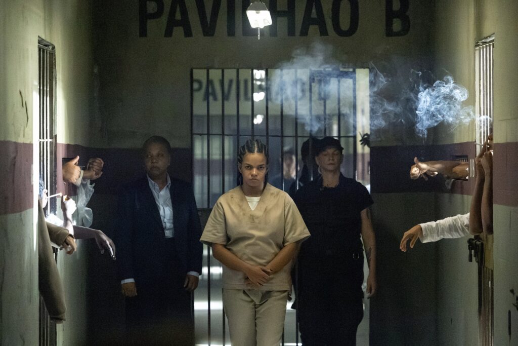 Jeniffer Nascimento chega arrasando em ‘Quem Ama Cuida’ como presidiária que mexe com tudo na cadeia!
