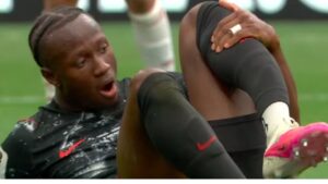 Koné: A lição de força que o jogador deu mesmo com a perna quebrada
