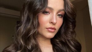 Larissa Manoela embarca na tendência ‘sem calça’ e causa sensação