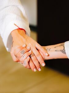 Lauana Prado e Tati Dias fazem ensaio de casamento no litoral de SP