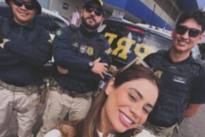 Lexa quebra van na rodovia e tem resgate policial inesperado