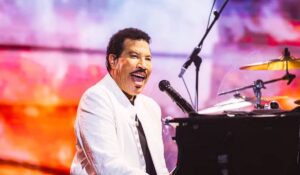 Lionel Richie Passa Mal e Interrompe Show – Que Susto!