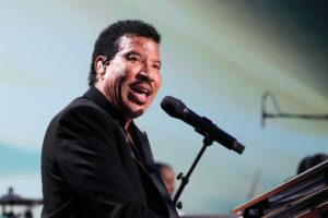 Lionel Richie Passa Mal Durante Show e Deixa Palco