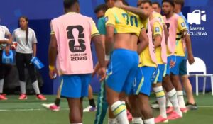 Susto na Copa! Lucas Paquetá deixa o campo carregado pelos companheiros