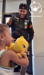 Mavie, Filha de Neymar, Supera Medo e Encanta Torcida com Canarinho Pistola