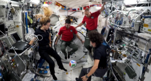 NASA envia bola da Copa para o espaço em experimento científico incrível!