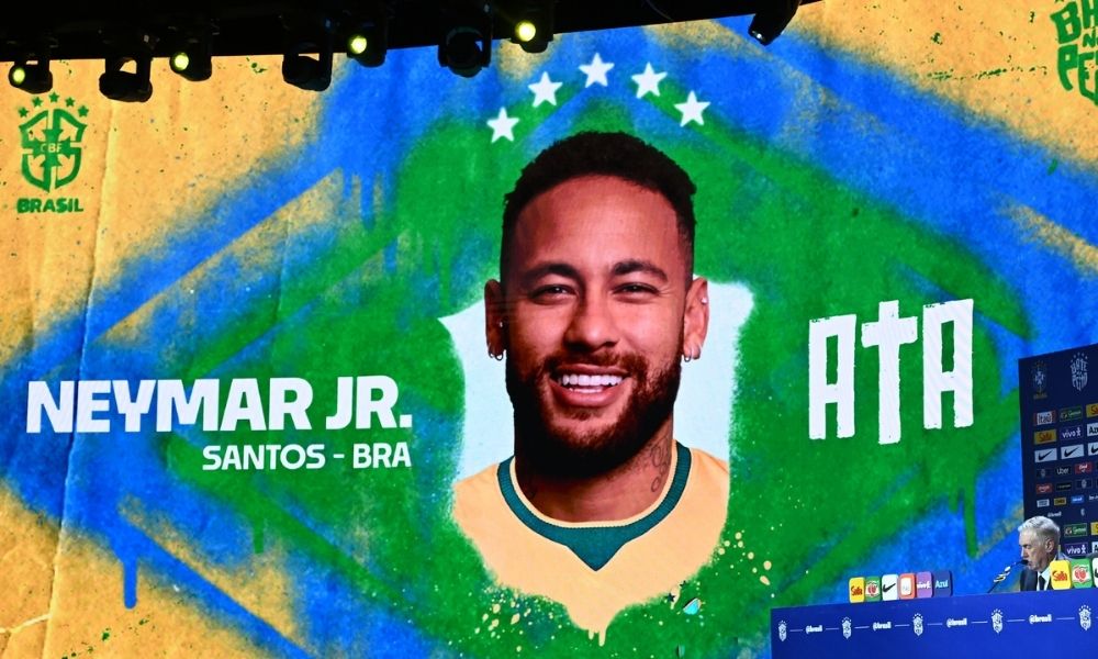 Neymar brilha em novo kit da Panini para a Copa do Mundo