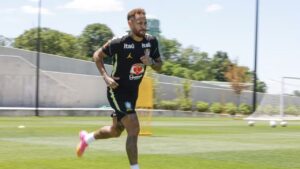 Neymar treina em campo pela primeira vez desde o início da Copa do Mundo