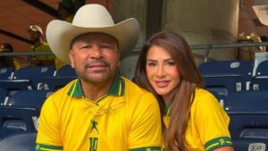 Pai de Neymar aparece com namorada 14 anos mais jovem em jogo do Brasil