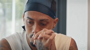 Raphinha se emociona ao receber homenagem da família no Domingão com Huck