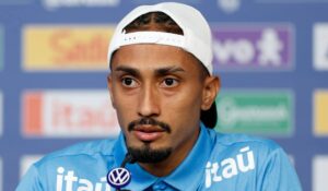 Raphinha se machuca na vitória do Brasil e preocupa a Seleção