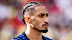 Raphinha coloca lenha na fogueira ao dizer que não precisa conquistar torcida brasileira