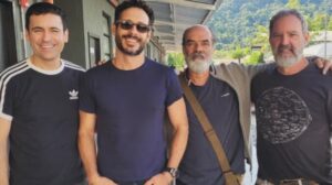 Rodrigo Ferrarini faz pose com elenco de Ben-Hur nos bastidores