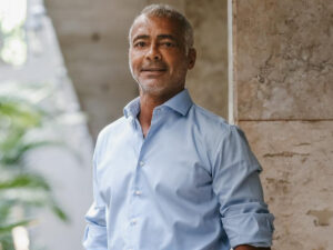Romário abre mão do salário como senador durante a cobertura da Copa