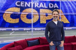 Tadeu Schmidt volta ao trabalho na ‘Central da Copa’ após viver luto na família