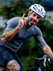 Tico Santa Cruz conquista seu primeiro triatlo após perder 20 kg