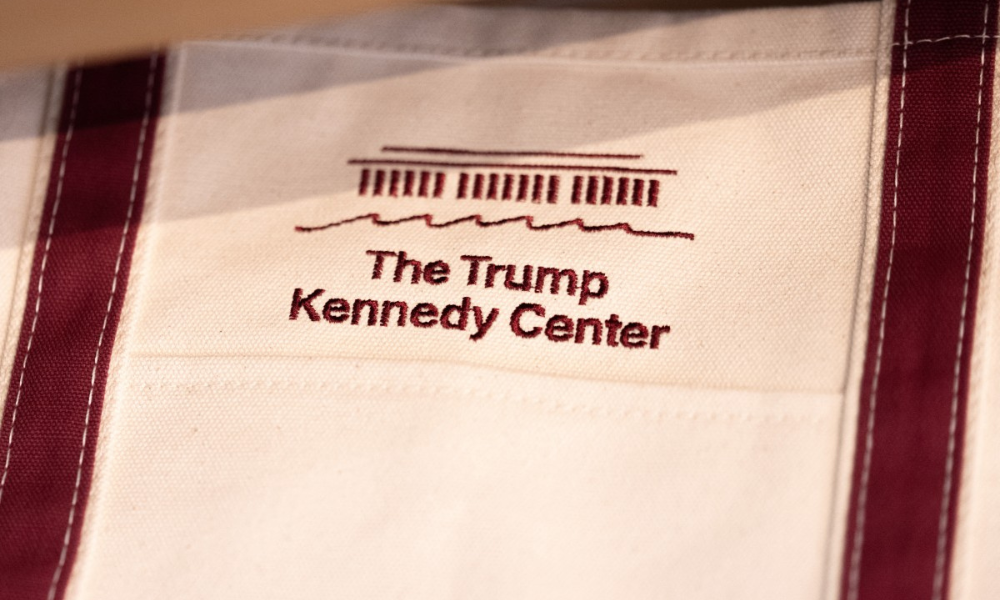 Trump Sofre Derrota na Justiça: Seu Nome é Removido do Kennedy Center