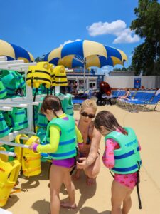 Virginia Fonseca Aproveita Dia em Parque Aquático com Filhos na Flórida