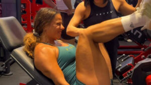 Viviane Araújo sofre em treino pesado e pede socorro