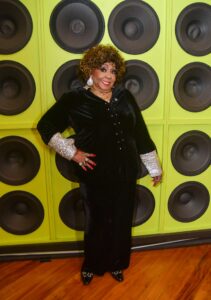 Após queda em show, Alcione participa de lançamento de exposição em São Paulo