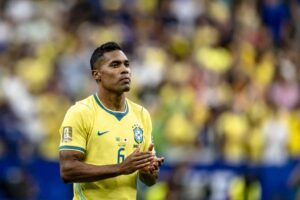 Alex Sandro renova com o Flamengo até 2027 e deixa Copa decepcionante para trás