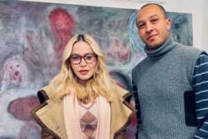 Artista Brasileiro Conquista Madonna com Esculturas Eróticas no Banheiro da Diva