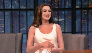 Anne Hathaway revela os bastidores da terceira gravidez