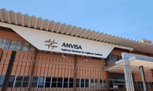 Anvisa bloqueia colírios da Excelvision: vem aí problema de saúde grave!
