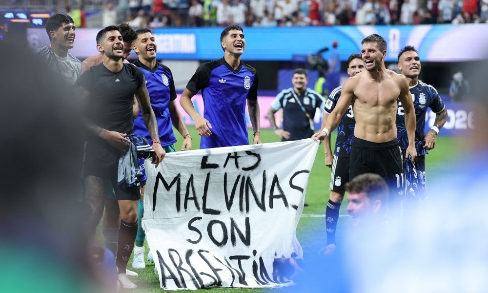 Argentina levanta bandeira das Malvinas na Copa após vitória histórica