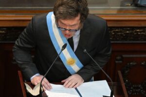 Argentina mexe no ninho e endurece regras migratórias com punição para discurso de ódio contra o país!