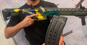Arma com rosto de Bolsonaro gravado a laser é apreendida pela Polícia Federal