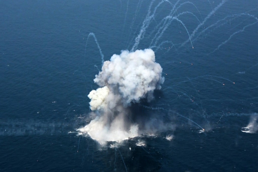 Tensão Internacional Dispara: EUA Bombardeiam Irã Enquanto Brasil Negocia com Washington