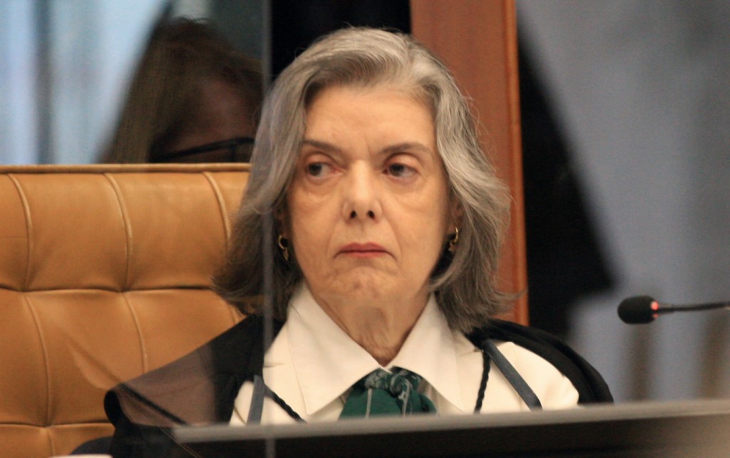 Cármen Lúcia Defende Democracia Brasileira Contra Interferências Externas
