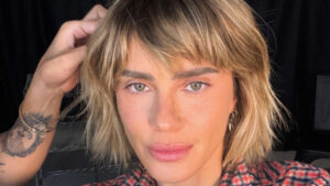 Carolina Dieckmann Radicaliza e Surge com Cabelo Curto e Franja Despojada