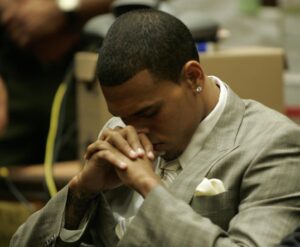 Chris Brown é condenado a pagar R$ 67 milhões por ataque de cão