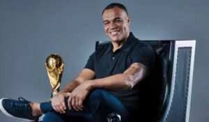 Denílson pode comandar novo programa dominical na Globo; saiba detalhes