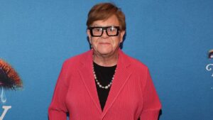Elton John volta aos palcos como holograma em residência milionária!