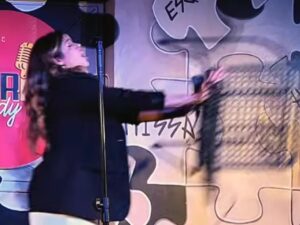 Fernanda Arantes: Polícia toma decisão polêmica após comediante ser atacada com cadeira em SC