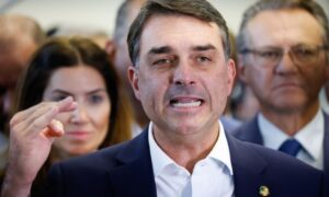 Flávio Bolsonaro detona Lula em live: ‘lambe botas da China’