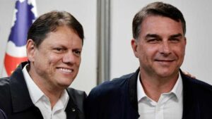 Flávio Bolsonaro faz alfinetada em Tarcísio sobre confiança nas urnas
