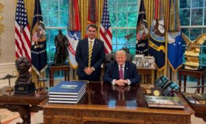 Trump mexe com tarifas e boato rolando solto: é apoio à campanha de Flávio Bolsonaro?