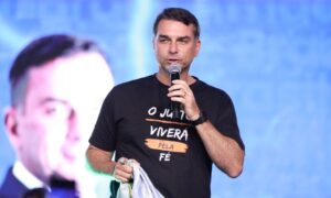 Flávio Bolsonaro Comemora Apoio do União-PP para Candidatura
