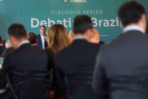 Flávio Bolsonaro Repete Dado Falso sobre Urnas em Evento com Diplomatas