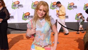Hilary Duff se emociona ao relembrar trajetória como estrela mirim