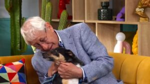 Idoso de 80 anos se emociona ao abrir mão do cachorro e toca corações na web